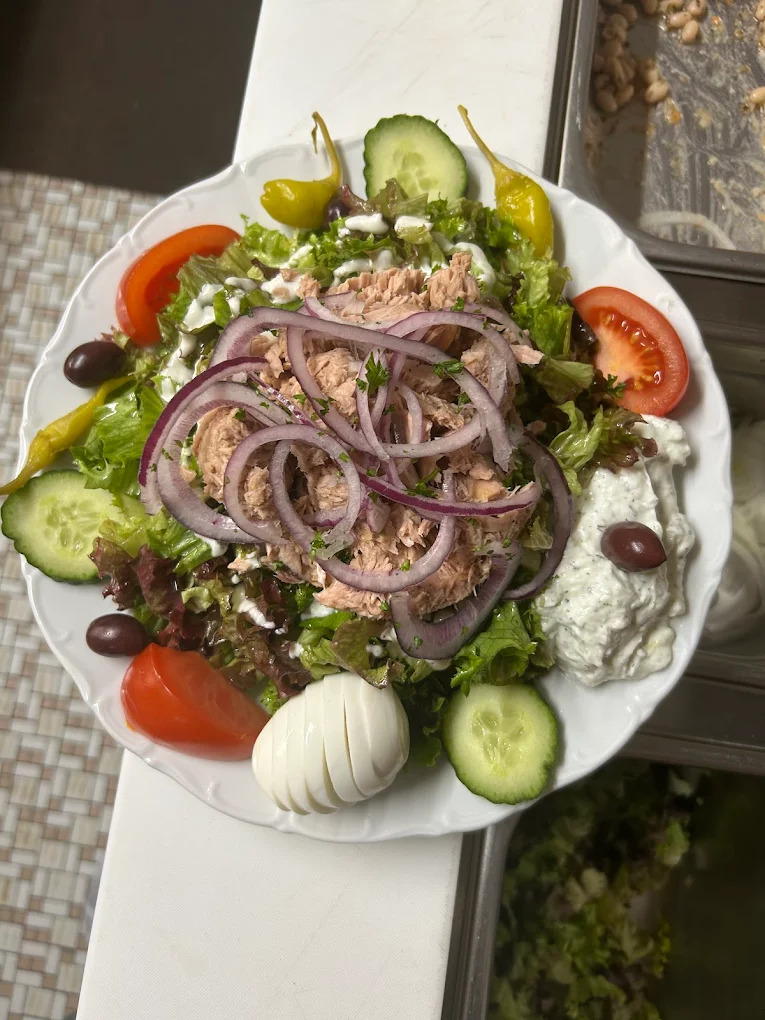 Thunfischsalat – frischer Salat mit Thunfisch, Gemüse und Kräutern